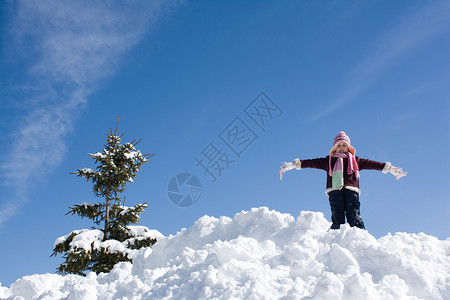 小女孩在雪地上玩耍图片