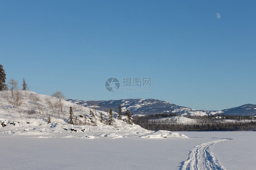 在阳光明媚的冬天冰冻湖表面雪图片