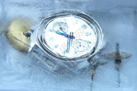 手表和齿轮在结冰的水下的特写镜头图片