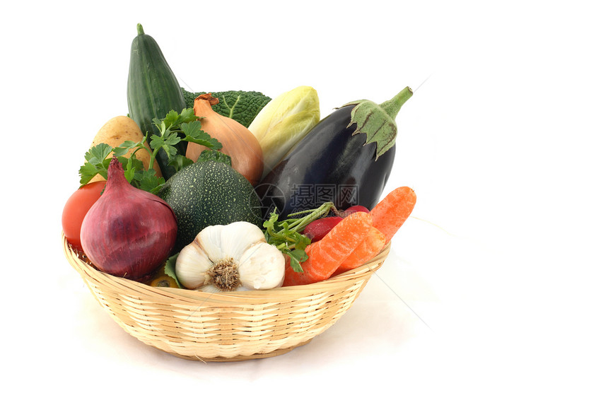 篮子里新鲜成熟的蔬菜图片