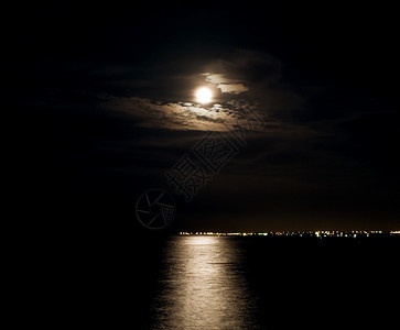 海上的月光图片
