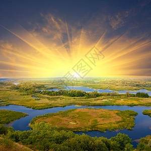 三角洲河上的Nisw日落图片
