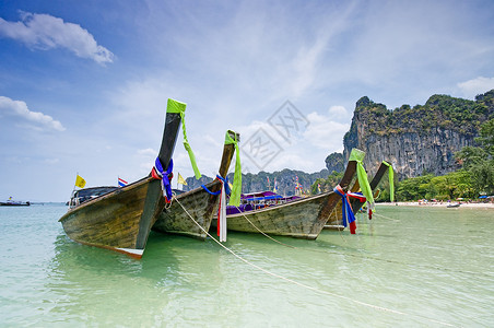 Railey海滩上的传统泰国长尾船图片