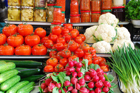市场上的蔬菜和罐头食品图片