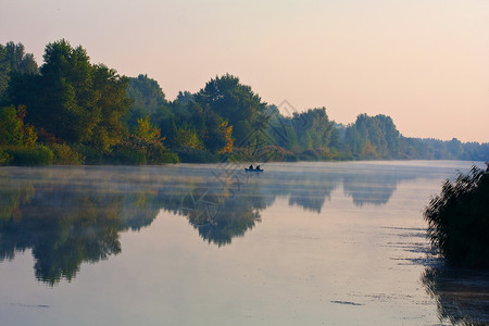 在河的早晨场面图片