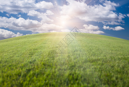 露什绿草地蓝天和云与太阳图片