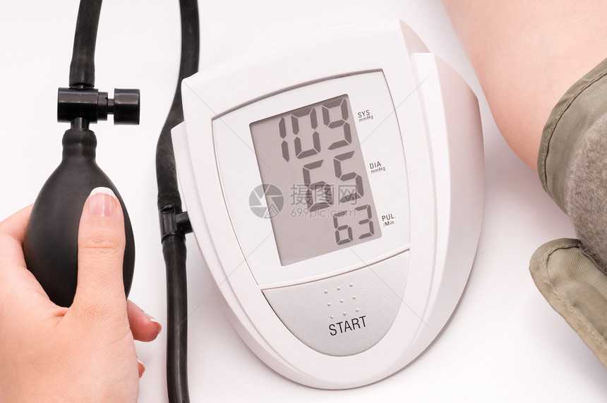 女用血压测量仪的手在白色图片