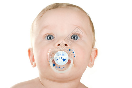 白色背景的婴儿男孩用奶嘴器隔离图片