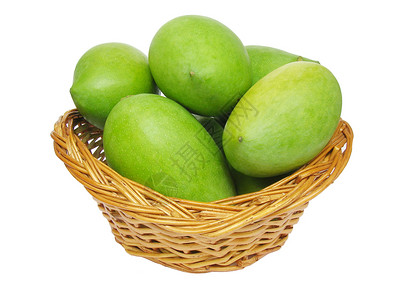 篮子里绿色芒果的特写图片