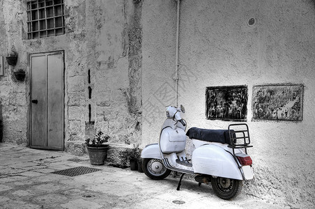 在街角小巷的白色摩托车图片