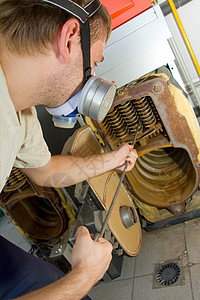 维修大燃气锅炉的维修工图片