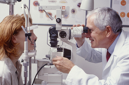 验光师有病人做眼科检查图片