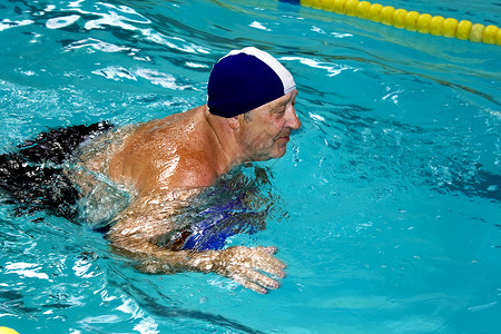 活跃快乐的老人在游泳图片