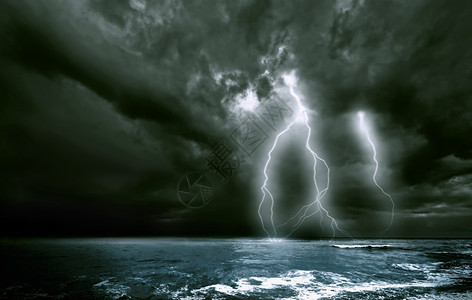 惊人的闪电风暴景观图片
