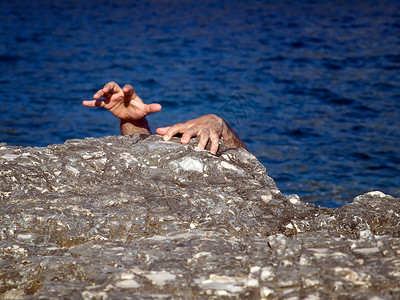 离乡背井者在一个未知岛屿的岩石海图片