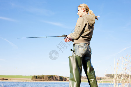 在池塘钓鱼的女人图片