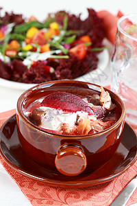 红白菜汤和甜菜根borscht俄罗斯菜盘图片