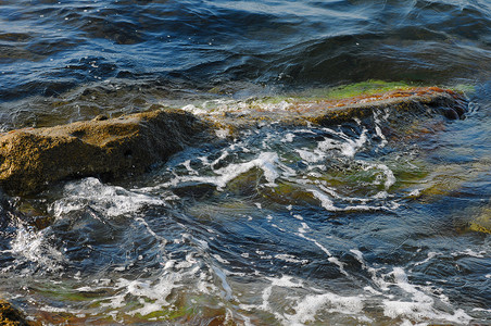 水中的石头被海浪冲刷图片