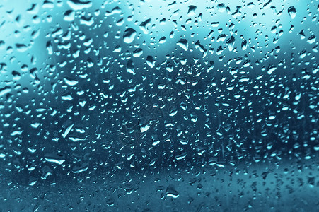 雨中avto玻璃上的水滴图片