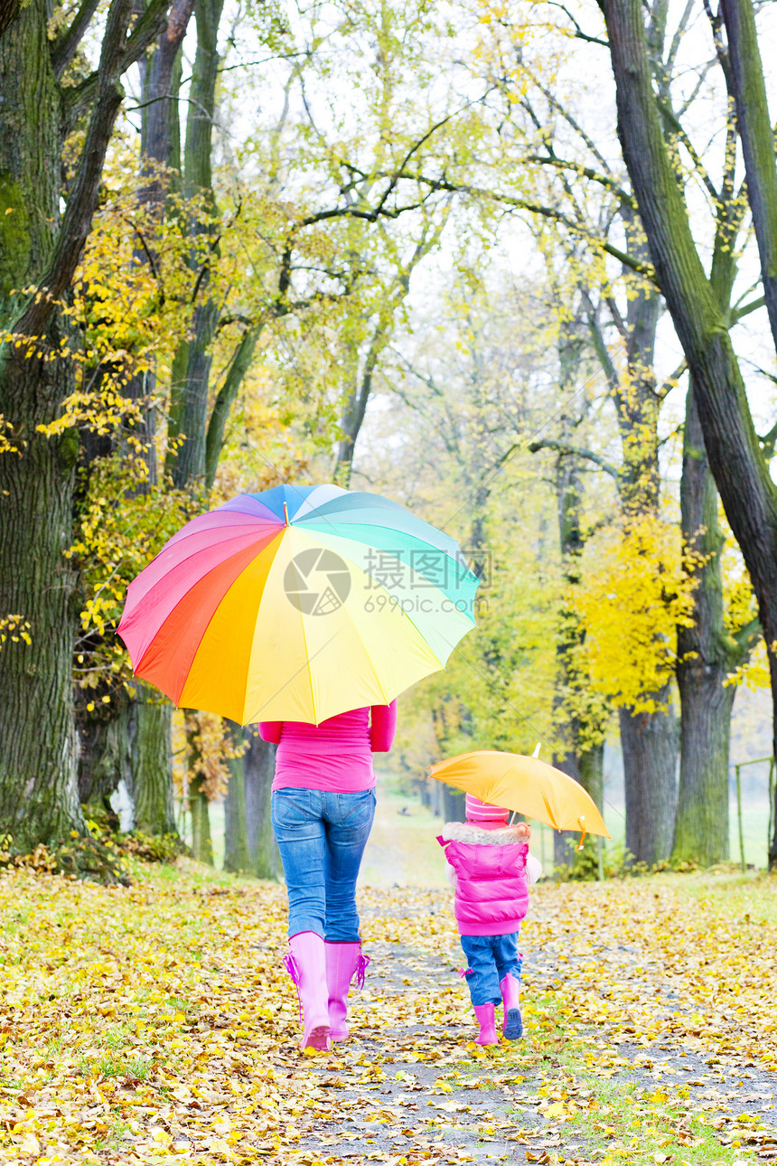 母亲和女儿在秋巷带雨图片