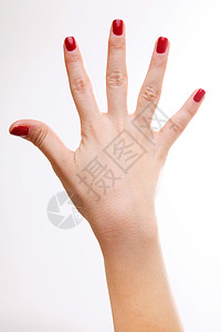 白色背景上有指甲油的女人的手图片