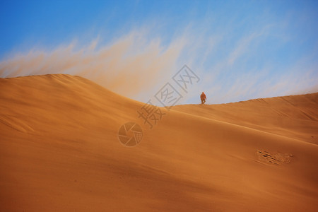沙漠风暴与孤独的旅人背景图片