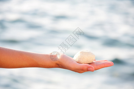 海边的海石在掌中图片