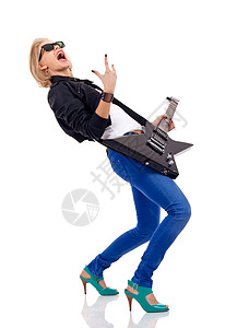 照片中一位愤怒的金发女孩戴眼镜弹吉他图片