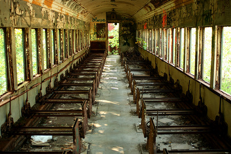 一辆废弃的旧旅客列车厢背景图片