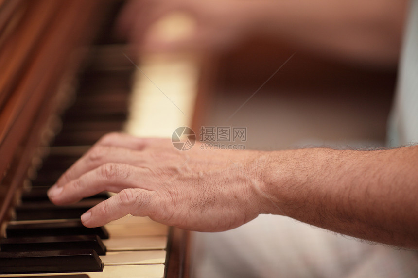 男手弹钢琴图片