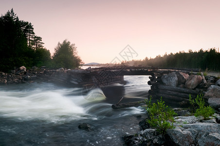Karelia河的风景在白夜拍图片