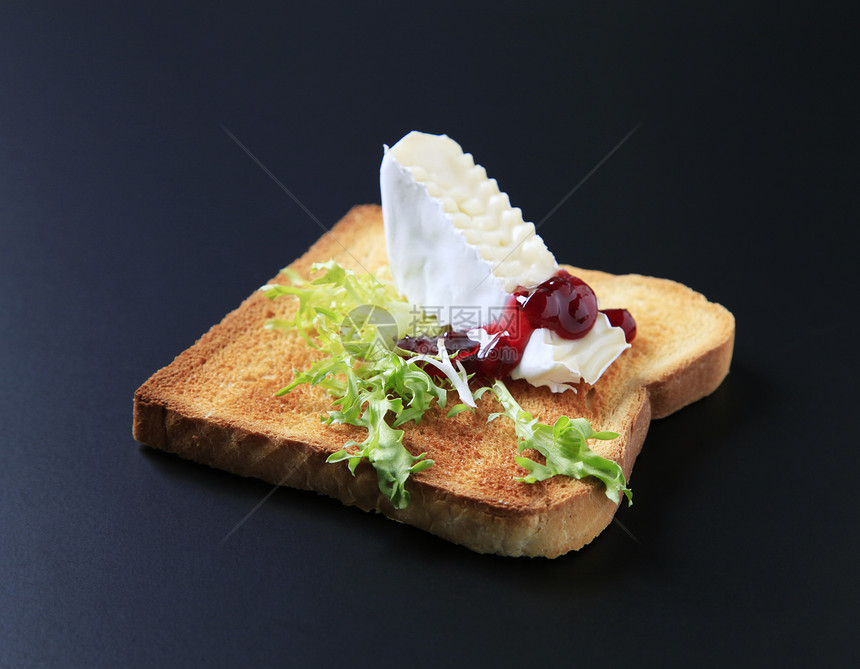 一片烤面包和法国奶酪图片