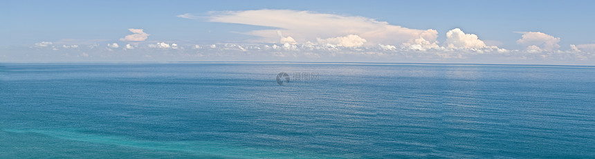 白天在蓝天下的全景海洋风光图片