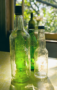 旧玻璃瓶子坐在Rangitoto岛一个巴赫图片
