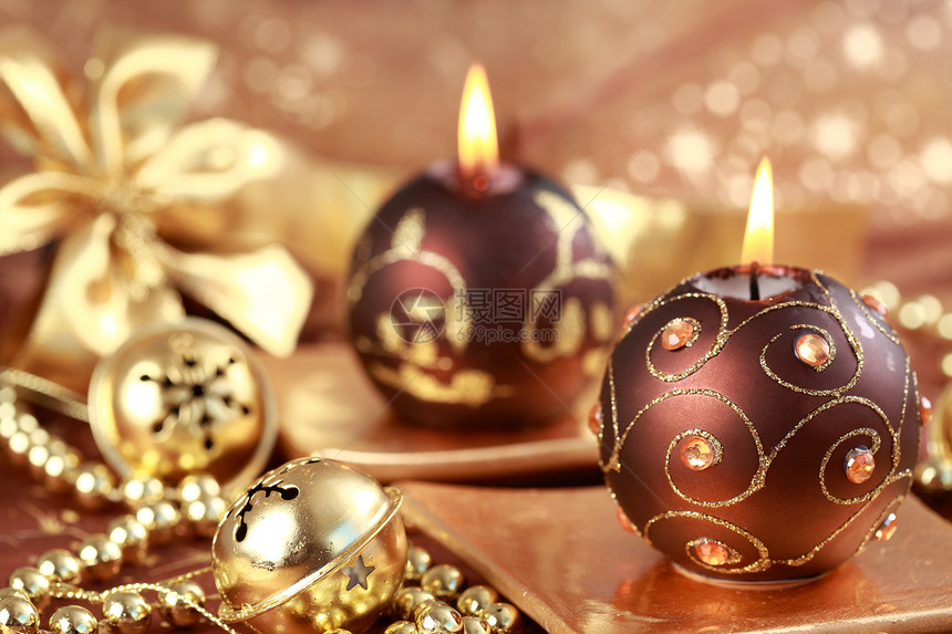 圣诞节还带着蜡烛和的钟声以棕色图片