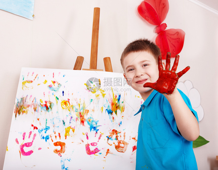 儿童在画架上用手绘画幼儿园图片