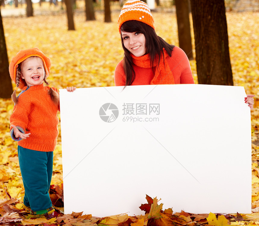 幸福的家庭孩子在秋橙叶上挂着图片