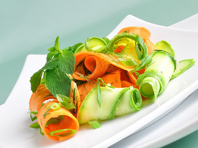 Zucchini沙拉加胡萝卜和含草药图片