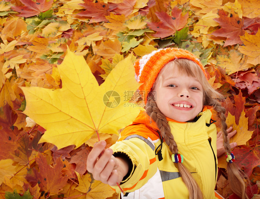 秋天橙色叶子的小女孩户外的图片