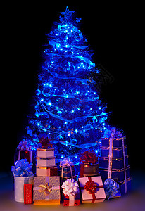 圣诞树带灯光和集体礼物图片