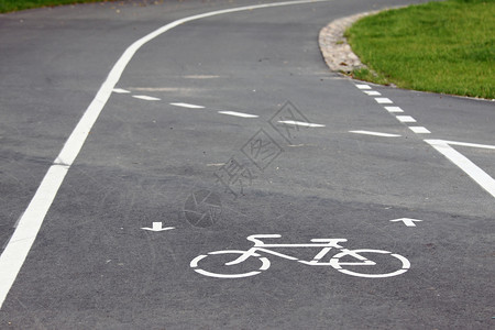 道路上的自行车路标和高清图片