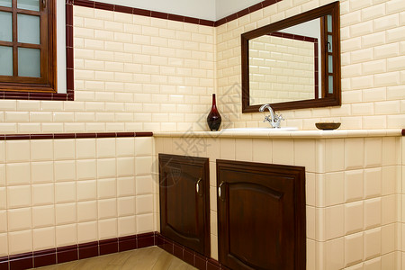 现代房子浴室的内部图片