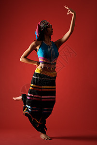 少数民族少女的神秘传统舞蹈图片