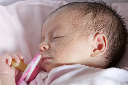 新出生的女婴睡图片