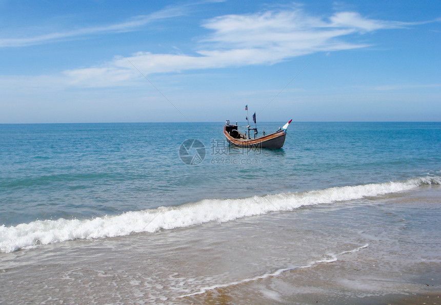 孟加拉国圣马丁岛岸边的传统渔船图片
