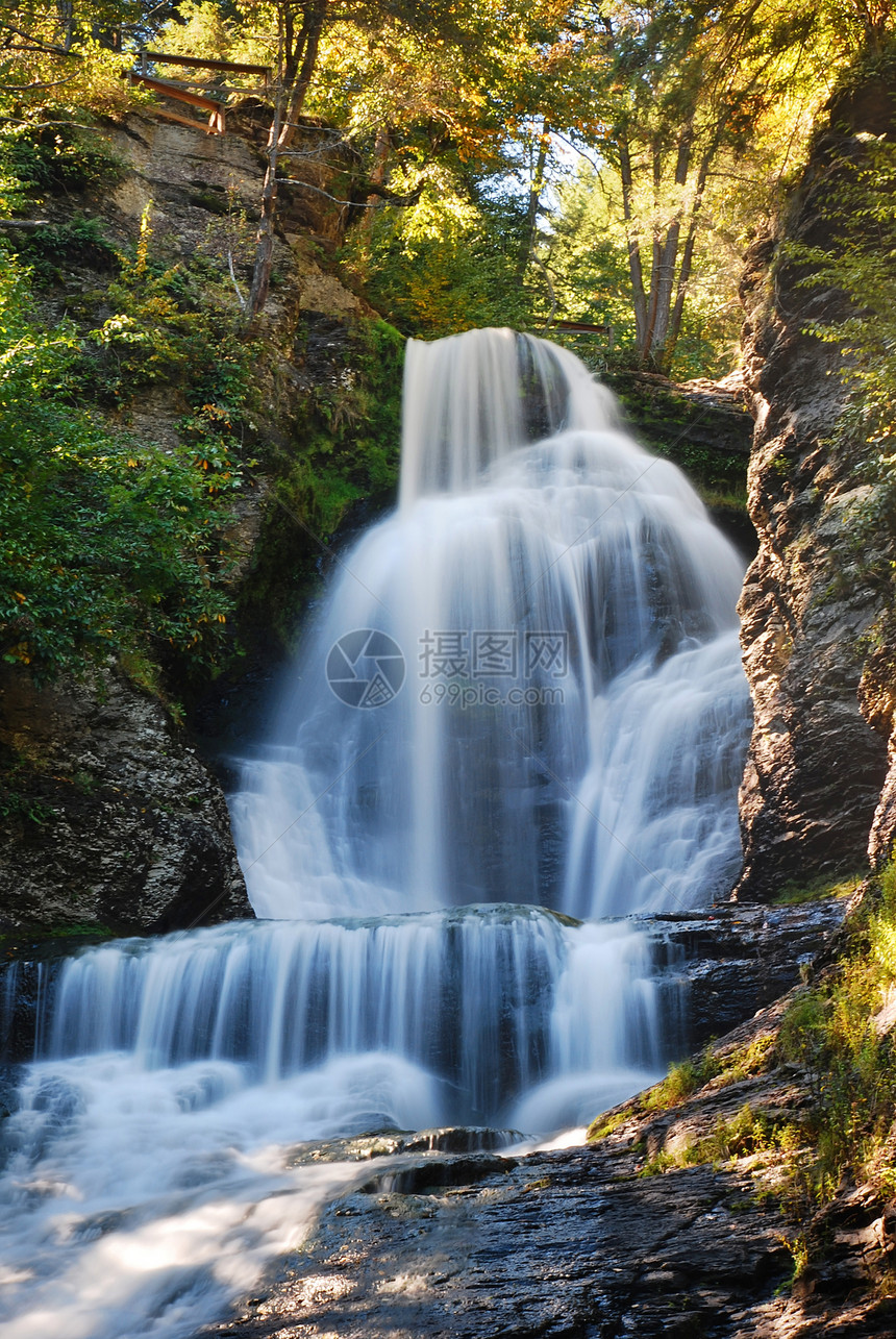 秋天狄曼瀑布的瀑布图片
