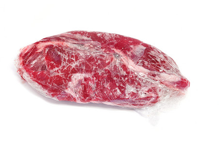 以塑料包裹的冷冻肉类在白图片