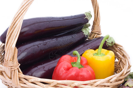 蔬菜有茄子和胡椒的篮子在白图片