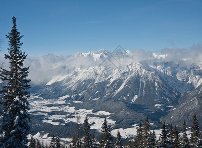 雪下山丘滑雪度假胜地Schladmi图片