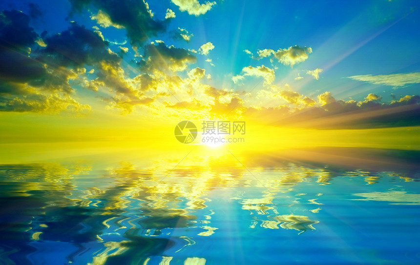 在水中反射的美好的日落图片